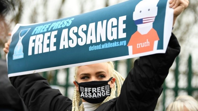Justiça britânica examina pedido de extradição de Assange aos Estados Unidos