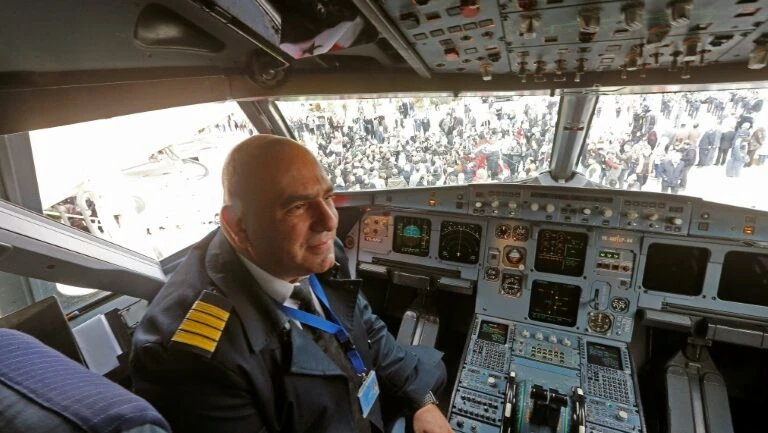Pilotos e comissários aceitam proposta e encerram greve nos aeroportos