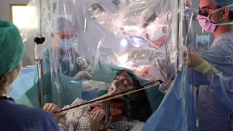 Mulher toca violino para salvar as mãos durante cirurgia no cérebro