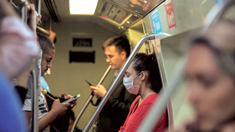 PREVENÇÃO O uso de máscaras cirúrgicas passou a ser frequente em aeroportos e estações de Metrô em São Paulo