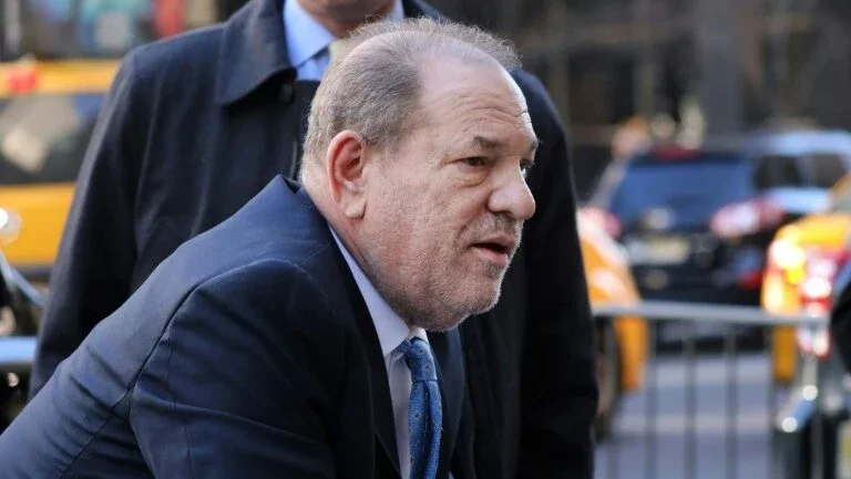 Harvey Weinstein testa positivo para coronavírus em presídio