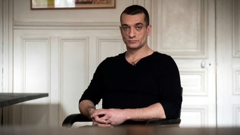 Artista russo que vazou vídeo sexual de político francês é investigado