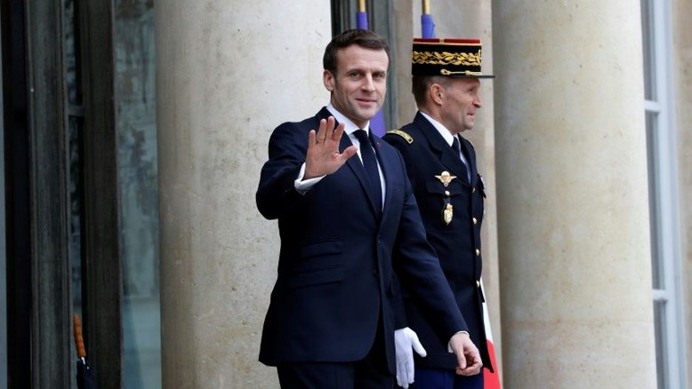 Macron quer tranquilizar Merkel sobre defesa europeia