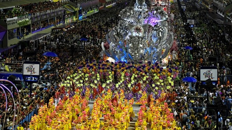 A Unidos do Viradouro ocupa a Marquês de Sapucaí durante desfile do Grupo Especial das escolas de samba do Rio de Janeiro, em 23 de fevereiro de 2020 - AFP