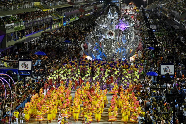 A Unidos do Viradouro ocupa a Marquês de Sapucaí durante desfile do Grupo Especial das escolas de samba do Rio de Janeiro, em 23 de fevereiro de 2020 - AFP