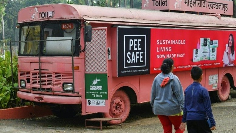 Ônibus antigos viram banheiros femininos confortáveis e seguros na Índia