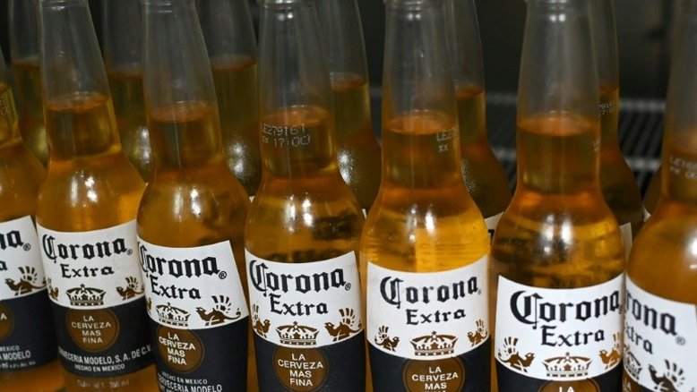 Distribuidora de cerveja Corona é criticada por publicidade associada a coronavírus