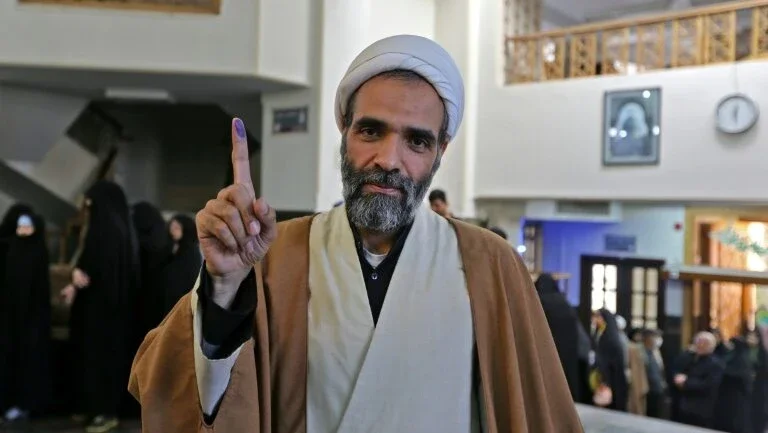 Irã vota em legislativas com conservadores como favoritos