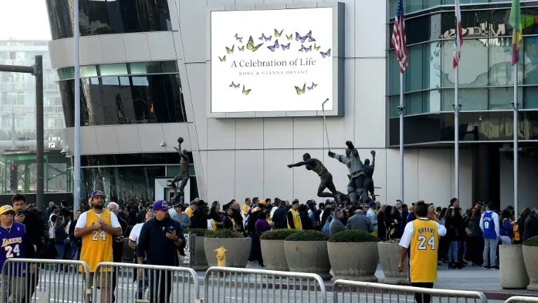 Beyoncé abre cerimônia em homenagem ao astro Kobe Bryant, em Los Angeles