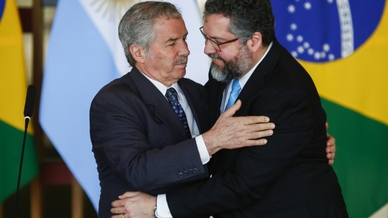Bolsonaro e Fernández: primeiro encontro deve ocorrer em 1º de março no Uruguai