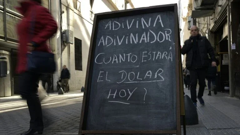 Dólares "debaixo do colchão", a melhor opção para muitos na Argentina