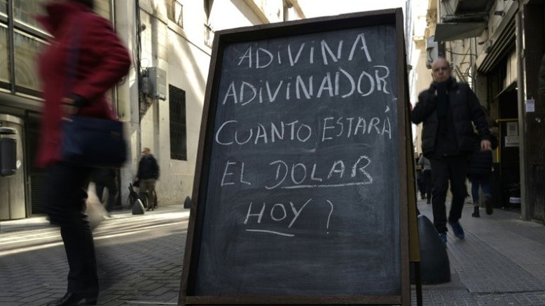 Dólares "debaixo do colchão", a melhor opção para muitos na Argentina