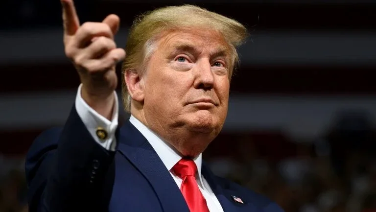Equipe de campanha de Trump processa New York Times por difamação