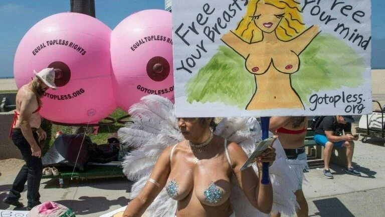 Mulher faz acordo para evitar processo por topless em casa na frente dos enteados