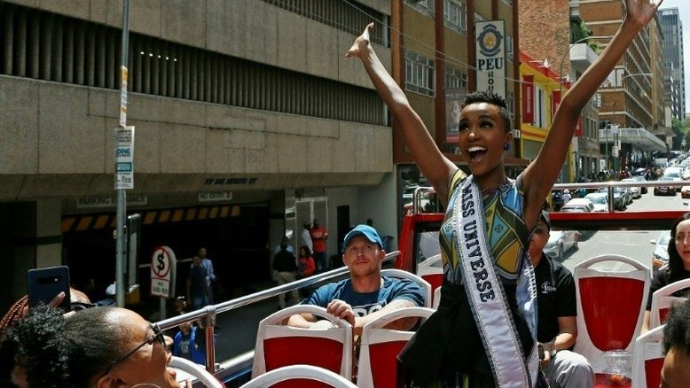 De volta à África do Sul, miss Universo inspira jovens negras