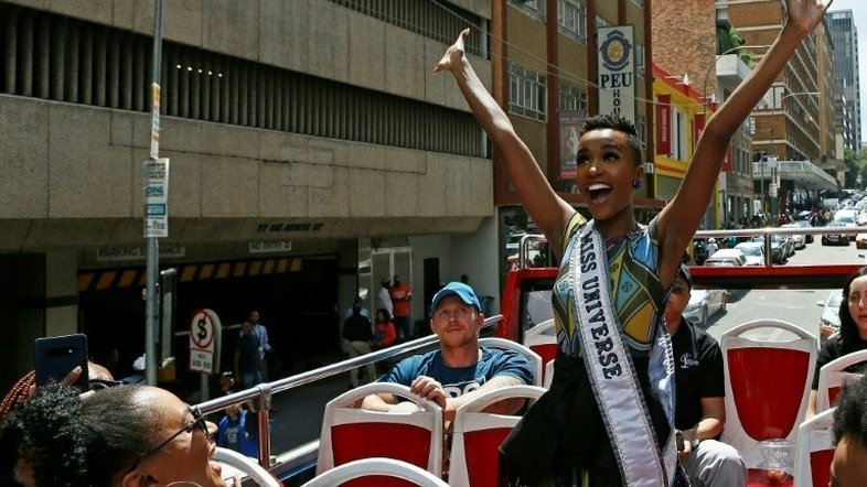 De volta à África do Sul, miss Universo inspira jovens negras