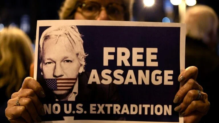 Julgamento da extradição de Assange é adiado para maio