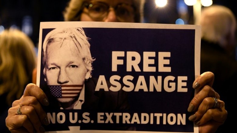 Julgamento da extradição de Assange é adiado para maio