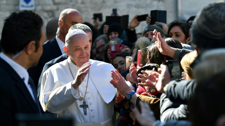 Papa condena hipocrisia de países que "falam de paz e vendem armas"