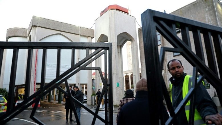 Homem é esfaqueado em mesquita de Londres; polícia prende suspeito