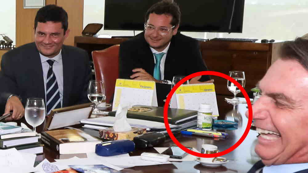 Foto da Presidência mostra produto proibido na mesa de Bolsonaro