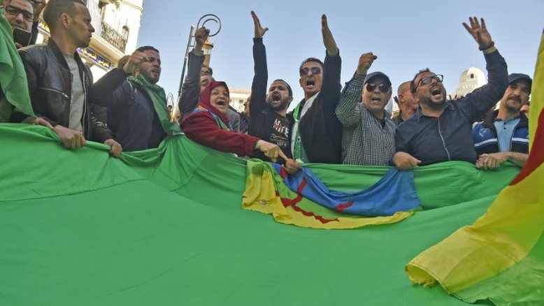 Milhares de pessoas voltam às ruas de Argel um ano depois dos primeiros protestos