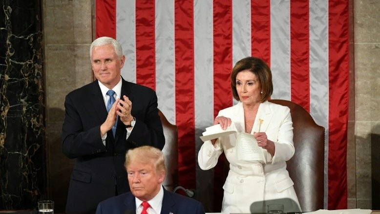 Líder democrata Nancy Pelosi aparece rasgando o que seria discurso de Trump no Congresso