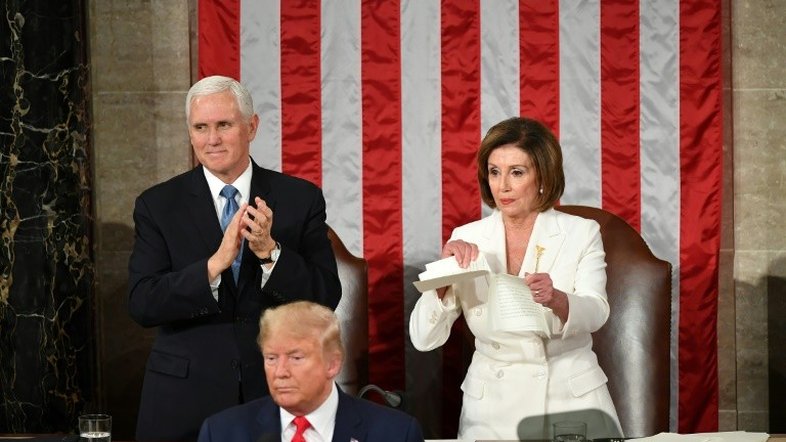 Líder democrata Nancy Pelosi aparece rasgando o que seria discurso de Trump no Congresso