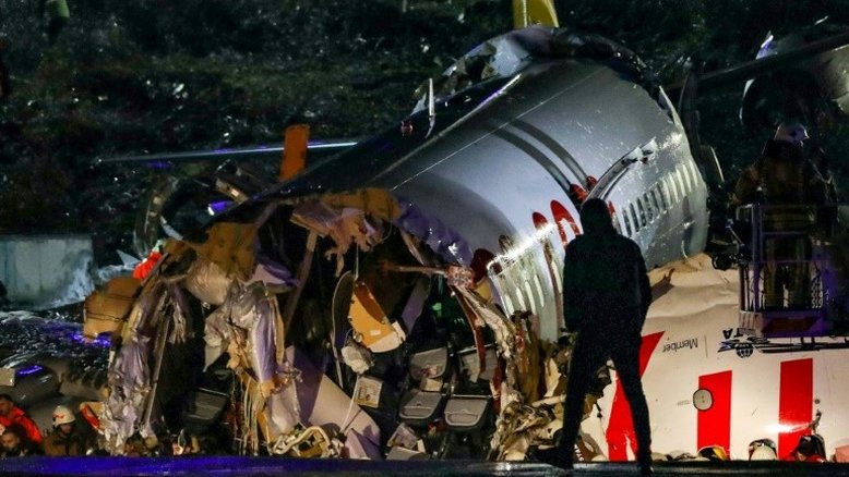 Avião se parte em três após sair de pista na Turquia e deixa 1 morto e 157 feridos