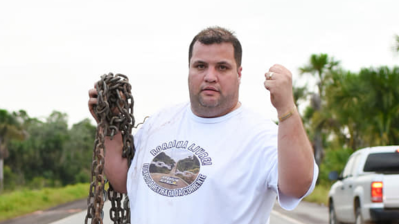 Com motosserra e alicate de pressão, deputado destrói bloqueio indígena em Roraima