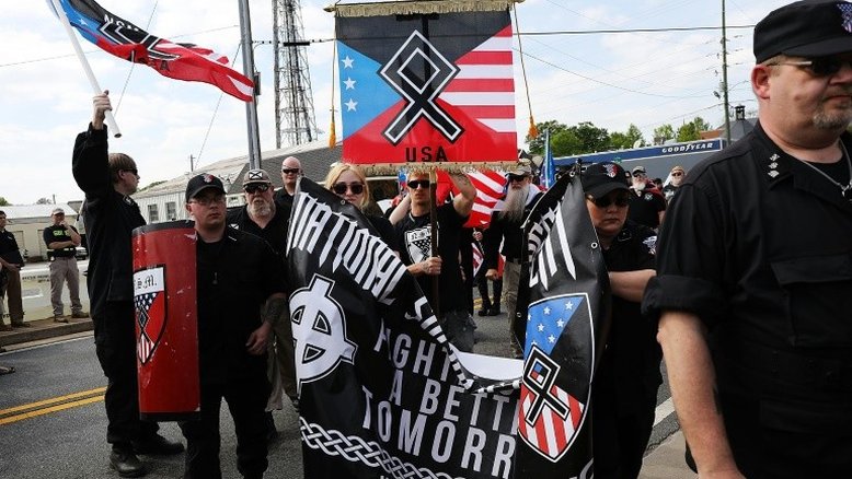 Cinco neonazistas são presos nos EUA por ameaçar jornalistas e ativistas