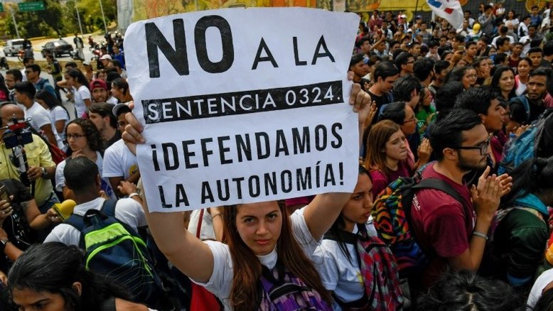 Opositores e governistas têm dia de protestos na Venezuela