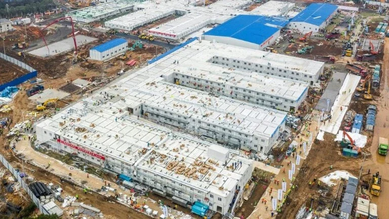 China inaugura hospital construído em 10 dias para coronavírus