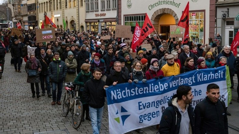 Merkel destitui membro do governo por ter votado com extrema direita