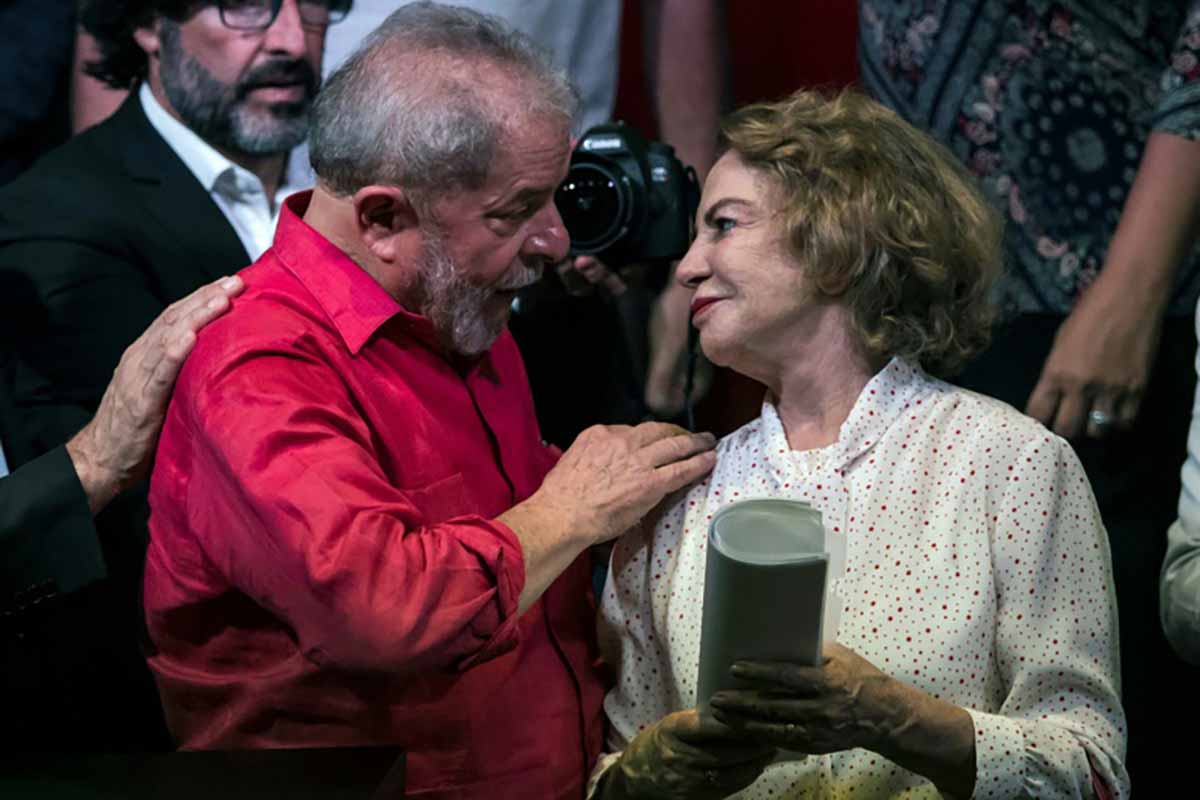 Livro revela que Marisa cogitou divórcio de Lula por possível adultério