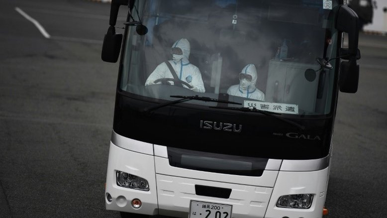 Japão transfere primeiros passageiros de cruzeiro em quarentena