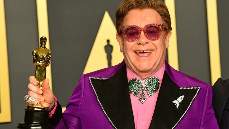 Vídeo: Emocionado, Elton John abandona palco por motivo de saúde