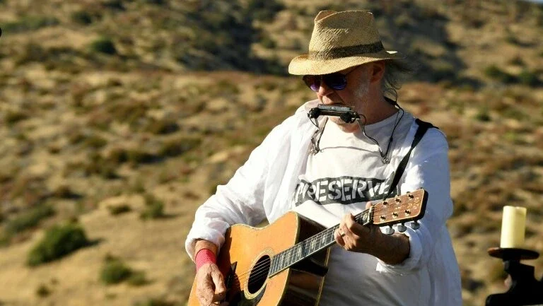 Neil Young diz que Trump é uma 