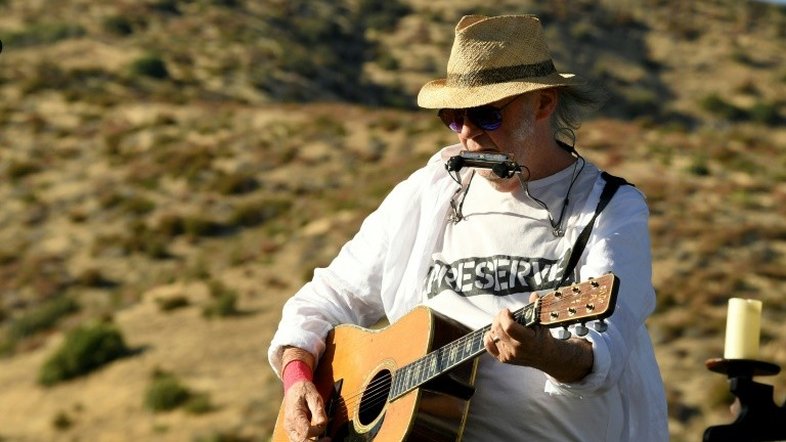 Neil Young diz que Trump é uma 'desgraça' e se declara apoio a Sanders