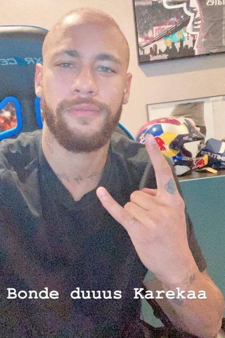 Neymar surge careca após adotar visual com cabelo rosa