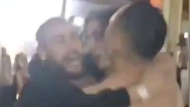 Sem camisa, Neymar e jogadores do PSG pulam em balada e irritam torcedores