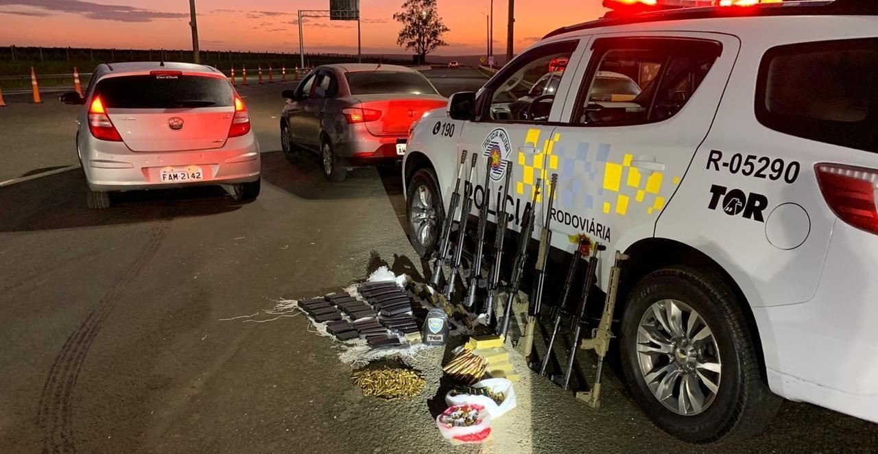 Polícia de SP prende criminosos que transportavam fuzil e metralhadoras 2 Polícia de SP prende criminosos que transportavam fuzil e metralhadoras