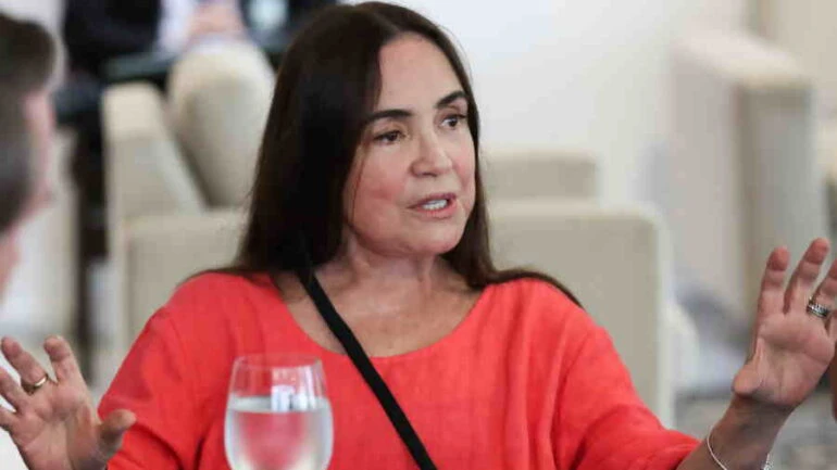 Regina Duarte se revolta contra obrigatoriedade de vacina em crianças: 