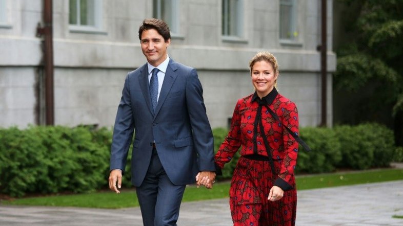 Primeiro-ministro do Canadá trabalha de casa e sua esposa é examinada por Covid-19