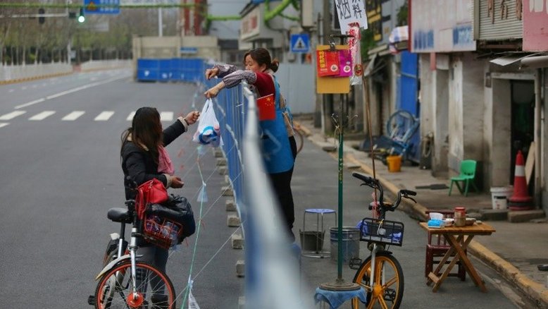 Cidade chinesa onde coronavírus surgiu começa a relaxar confinamento