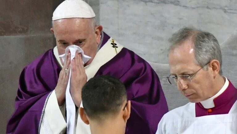 Vaticano confirma resfriado do Papa