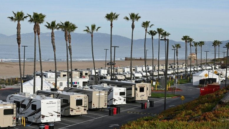 Motorhomes servem para quarentena em Los Angeles