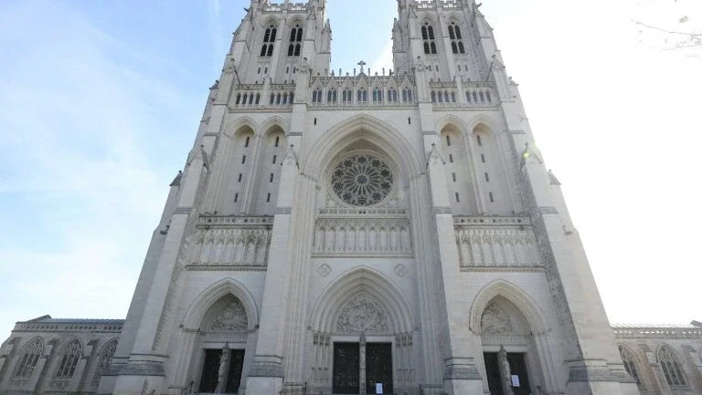 Encontradas 5 mil máscaras hospitalares na catedral de Washington