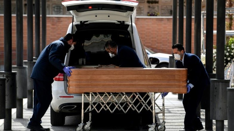 Espanha proíbe cerimônias fúnebres em sua luta contra o coronavírus