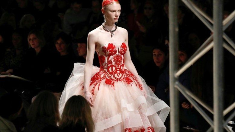 As tendências da Semana de Moda de Paris: elegância nostálgica e látex